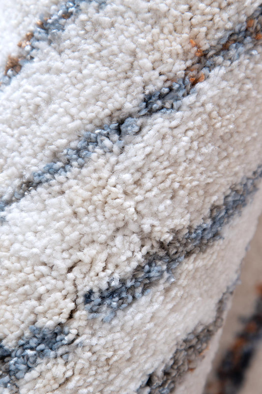 Soft 2cm thick plush polyester rug, 240x330cm, ideal for cozy play areas in childrens rooms