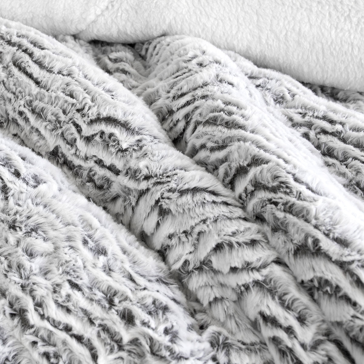 Luxurious silver faux fur comforter set for single/double beds, perfect for childrens cozy bedrooms.