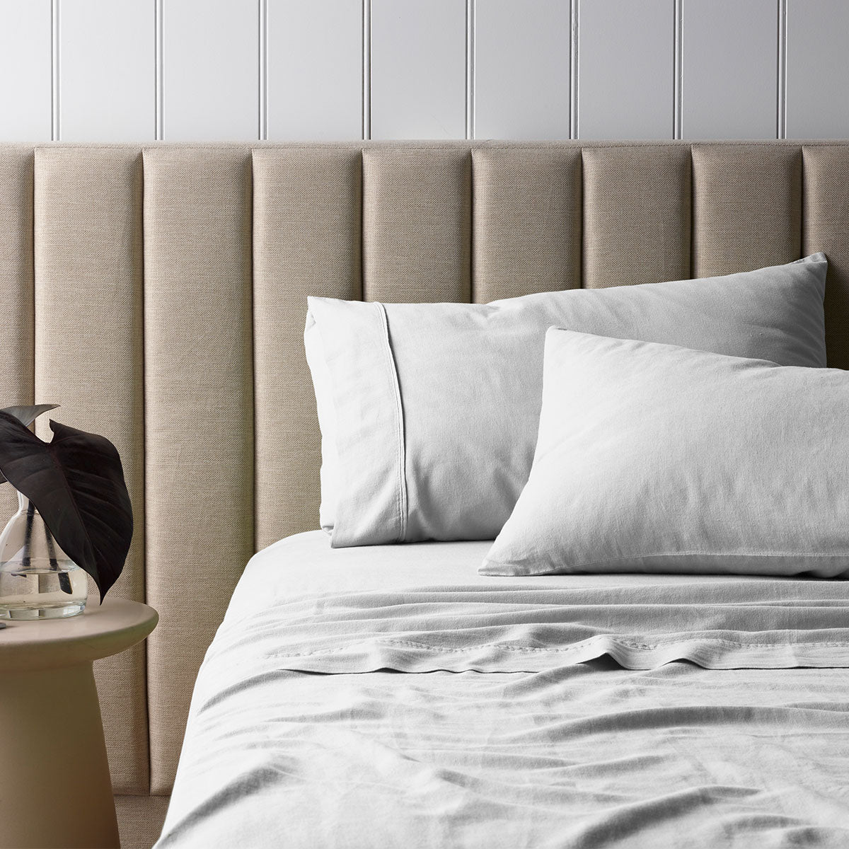 Single-size kids linen cotton sheet set with vintage design, creating a cozy atmosphere.