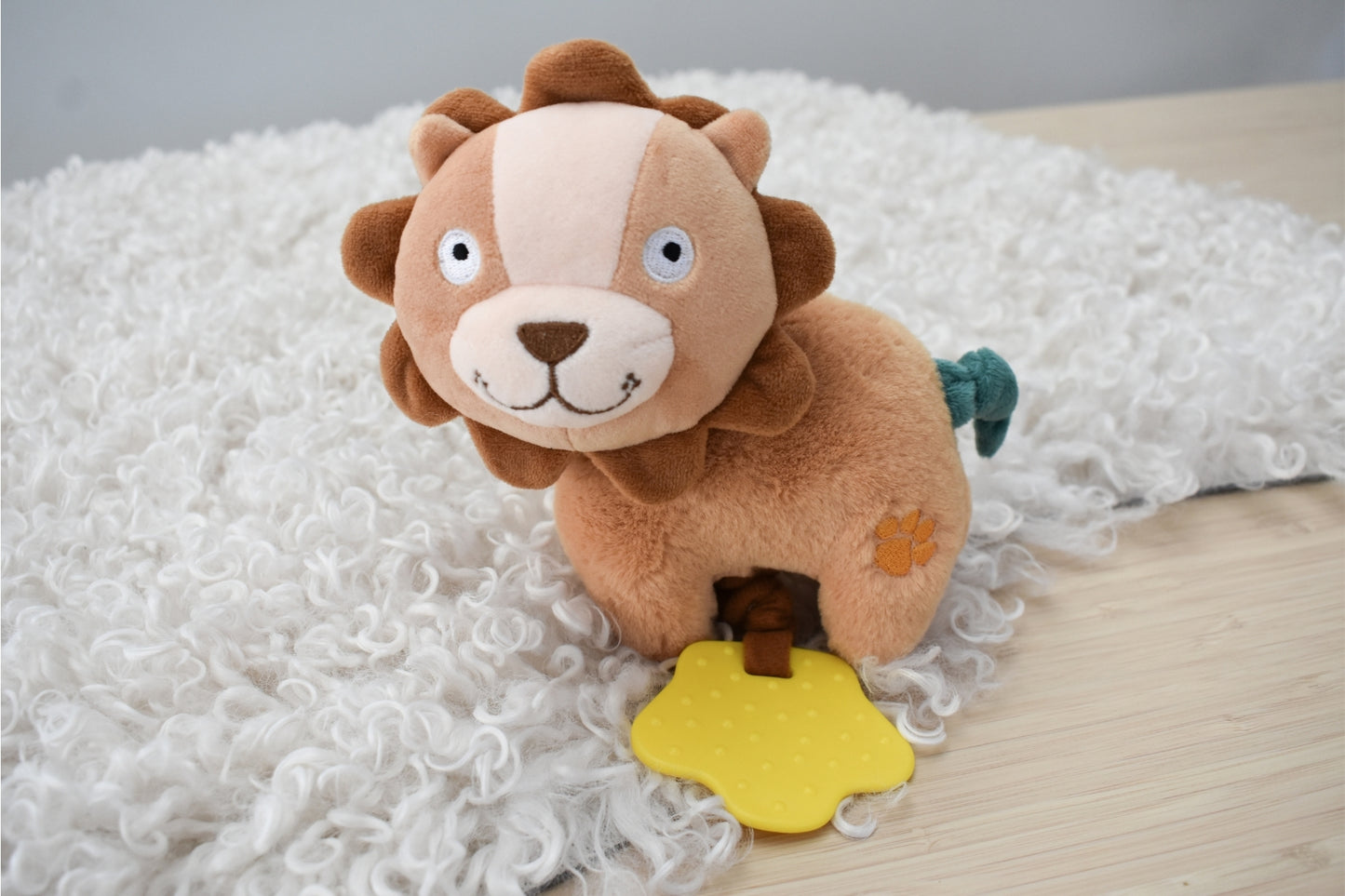 Vibrating lion plush toy with clip, perfect for comforting children at home.