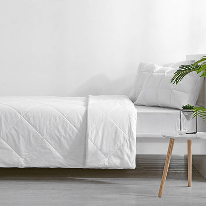Kids single summer quilt featuring cool & breathable bamboo fabric for comfortable sleep.