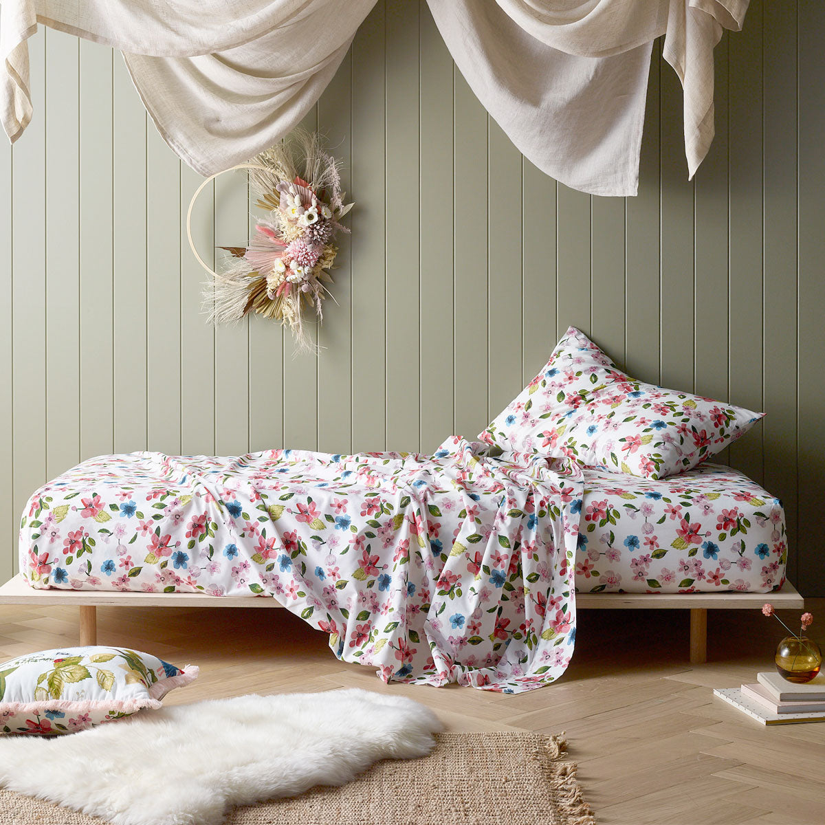 Colorful floral cotton fitted sheet set for kids double bed, bringing joy to bedrooms.