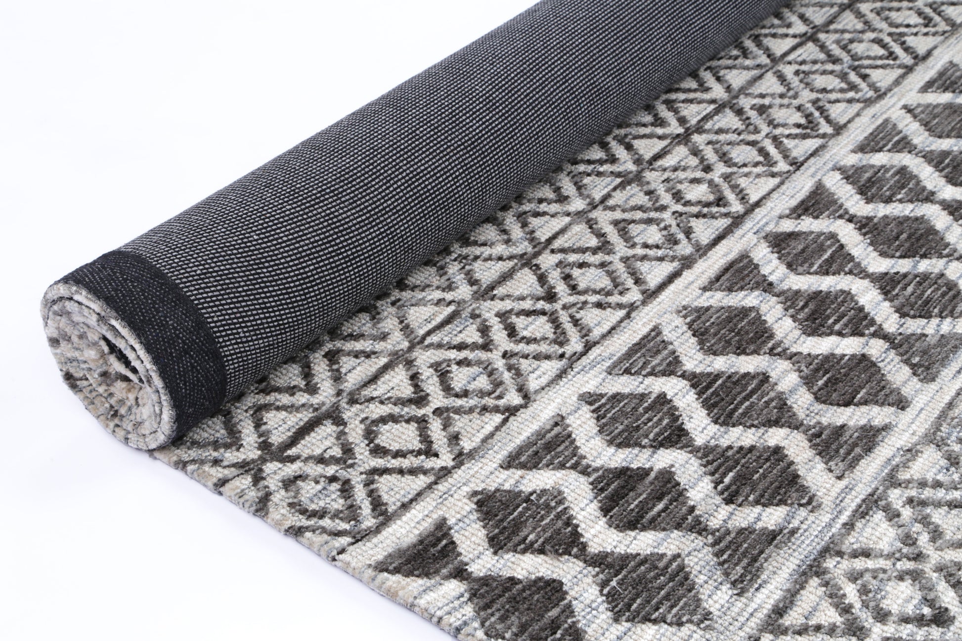 Grey geometric rug with playful pattern for kids room decor, size 160x230cm.