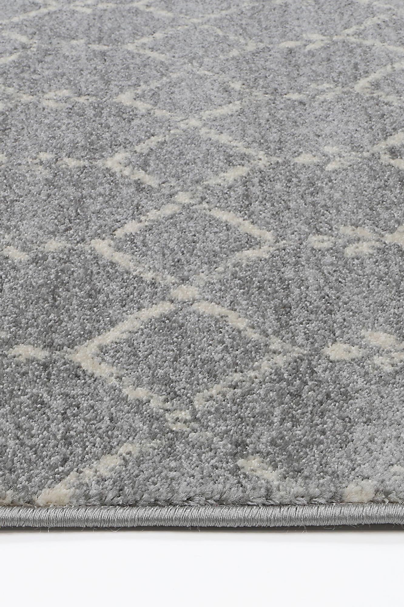 Soft grey and ivory rug, suitable for kids rooms, 160x230cm size, transitional design.