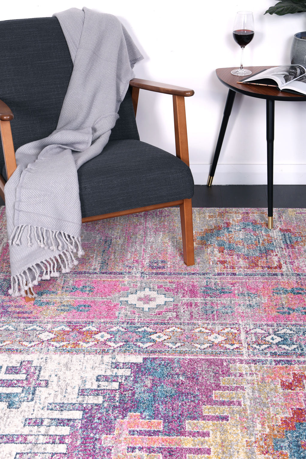 Vintage-inspired area rug, delicate collection, 160x230cm size, perfect for childrens room decor.