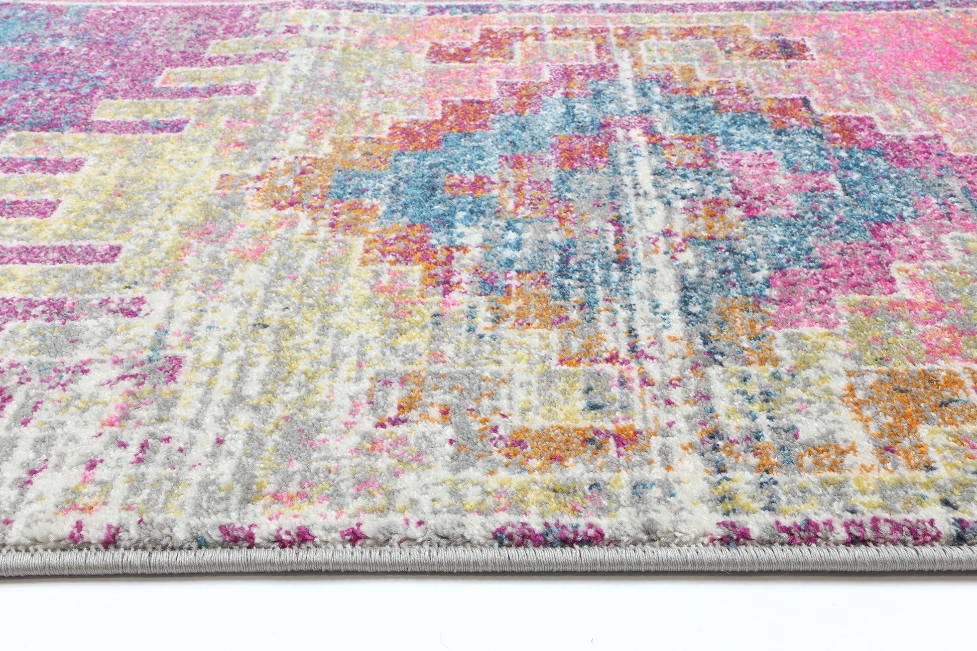 Vintage-style kids area rug, 160x230cm, adds delicate charm to playrooms and nurseries.