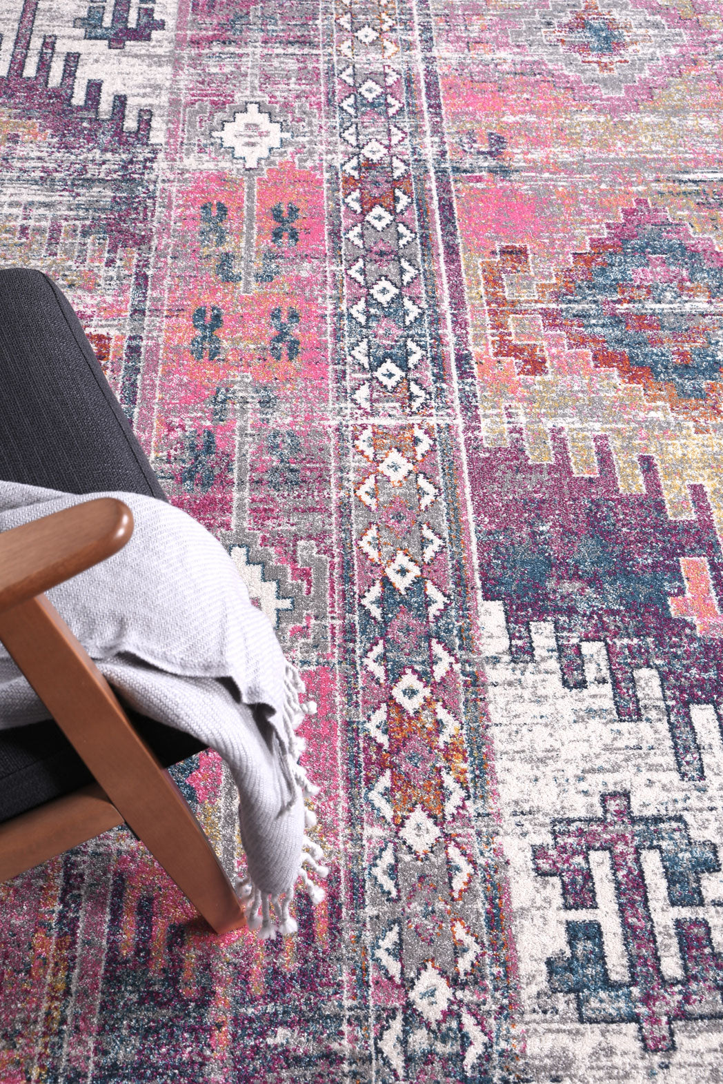 Vintage-inspired area rug for childrens playroom, 160x230cm, delicate design ideal for cozy decor.