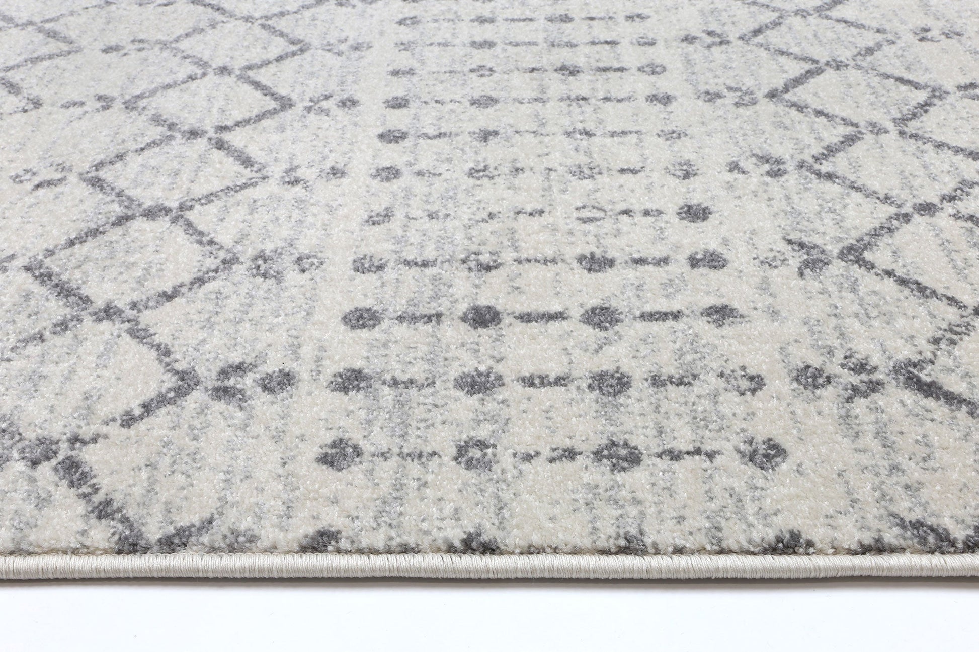 Transitional distressed rug, 50x80, perfect for childrens playrooms or bedrooms. Delicate collection design.