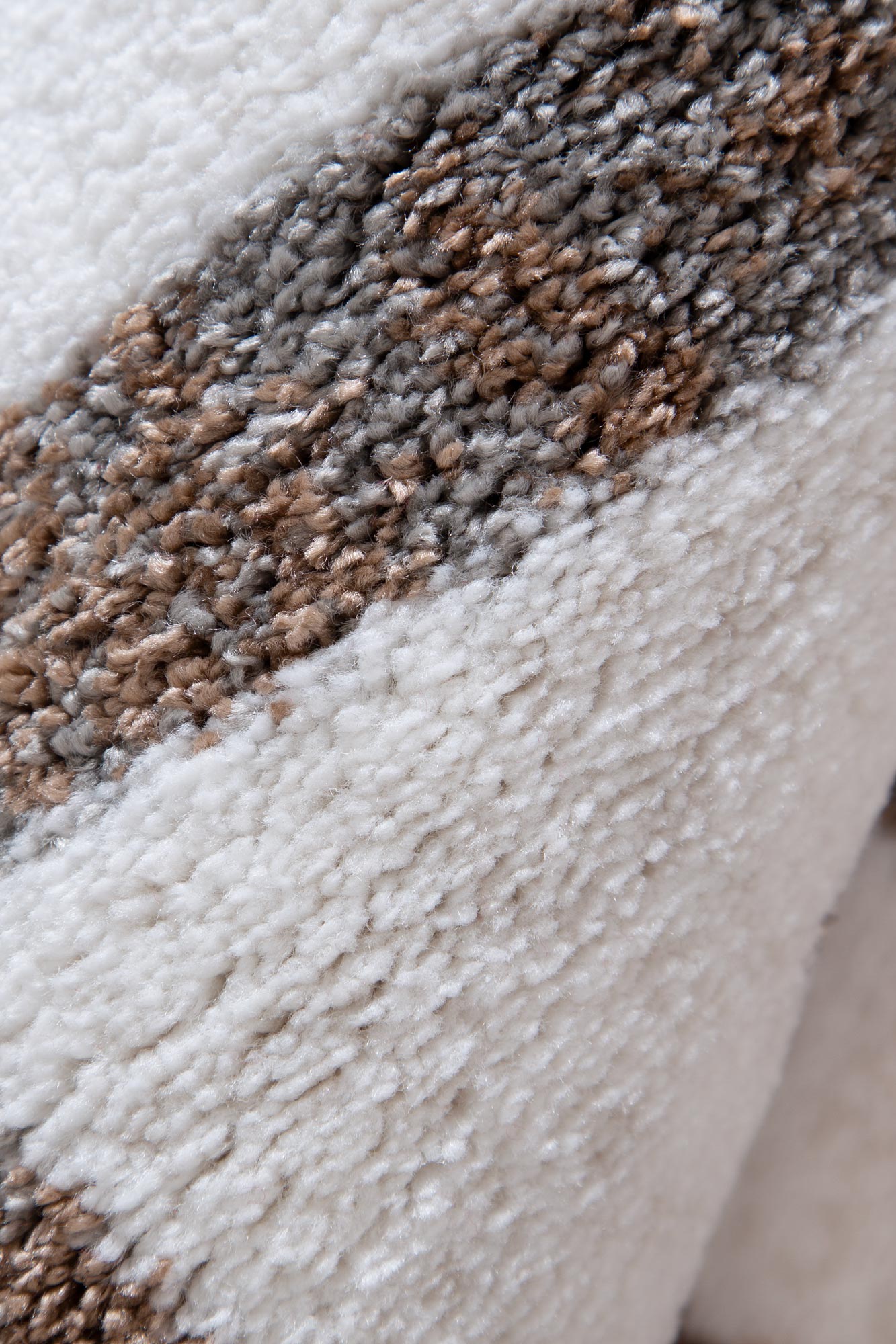 Soft, plush 2cm thick polyester rug in child-friendly 120x170 size for home dÃ©cor.