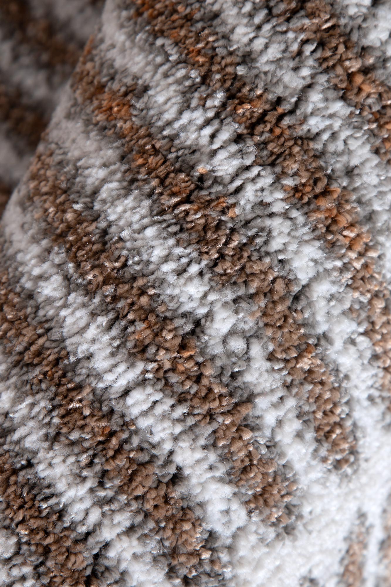 Plush 2cm thick polyester rug in 160x230 size, providing cozy comfort for kids rooms.