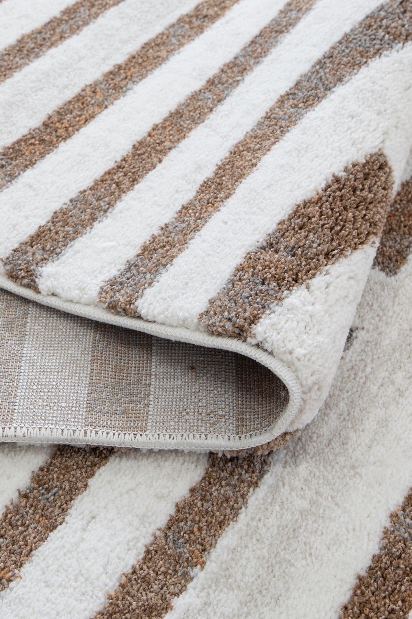 Soft 2cm thick polyester rug, 160x230cm. Perfect for kids room comfort and style.