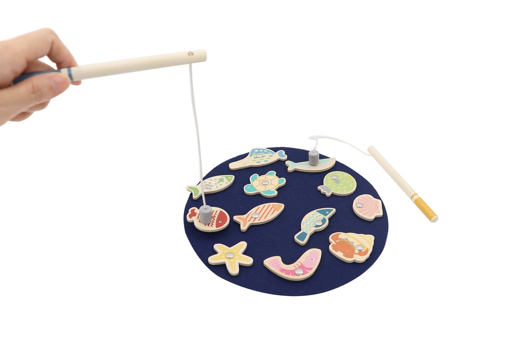 Interactive fishing game for kids, promoting concentration and relaxation at home.